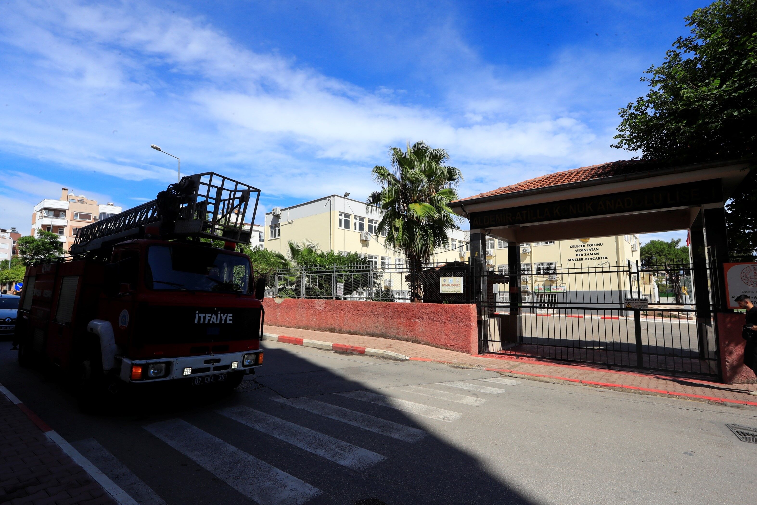 Antalya'da Kpss Bitti, Okul Kapandı İçeride Bir Kadını Unuttular (2)
