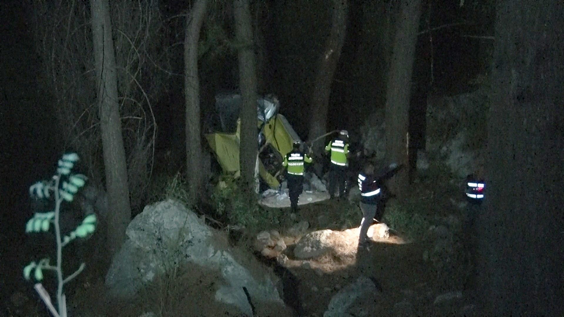 Antalya’da Otomobil Uçuruma Yuvarlandı (1)