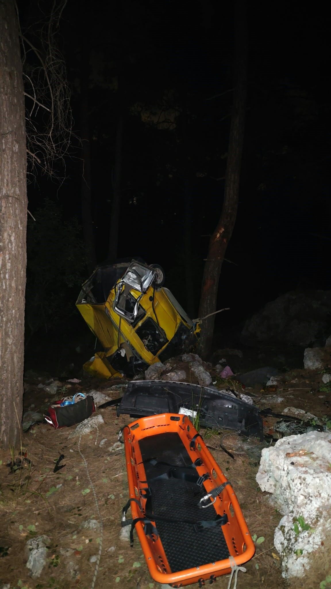 Antalya’da Otomobil Uçuruma Yuvarlandı (3)