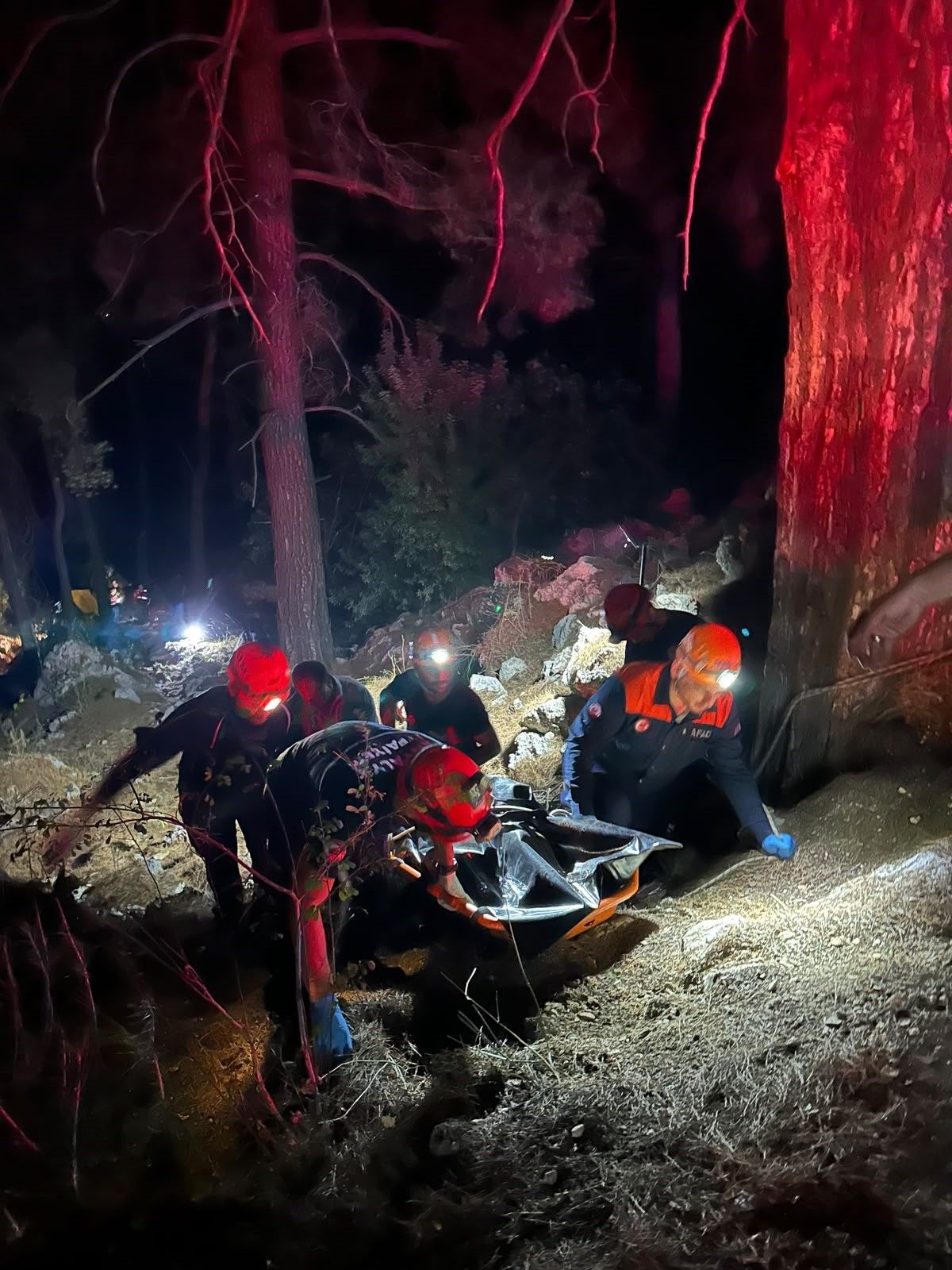 Antalya’da Otomobil Uçuruma Yuvarlandı (4)