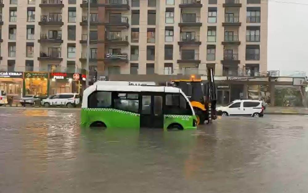 Arnavutköy’de Dere Taştı, Dolmuş Içinde Yolcularla Mahsur Kaldı