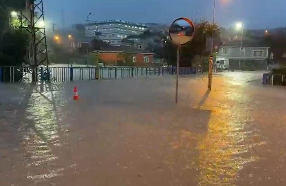 Arnavutköy’de Dere Taştı, Okulu Su Bastı