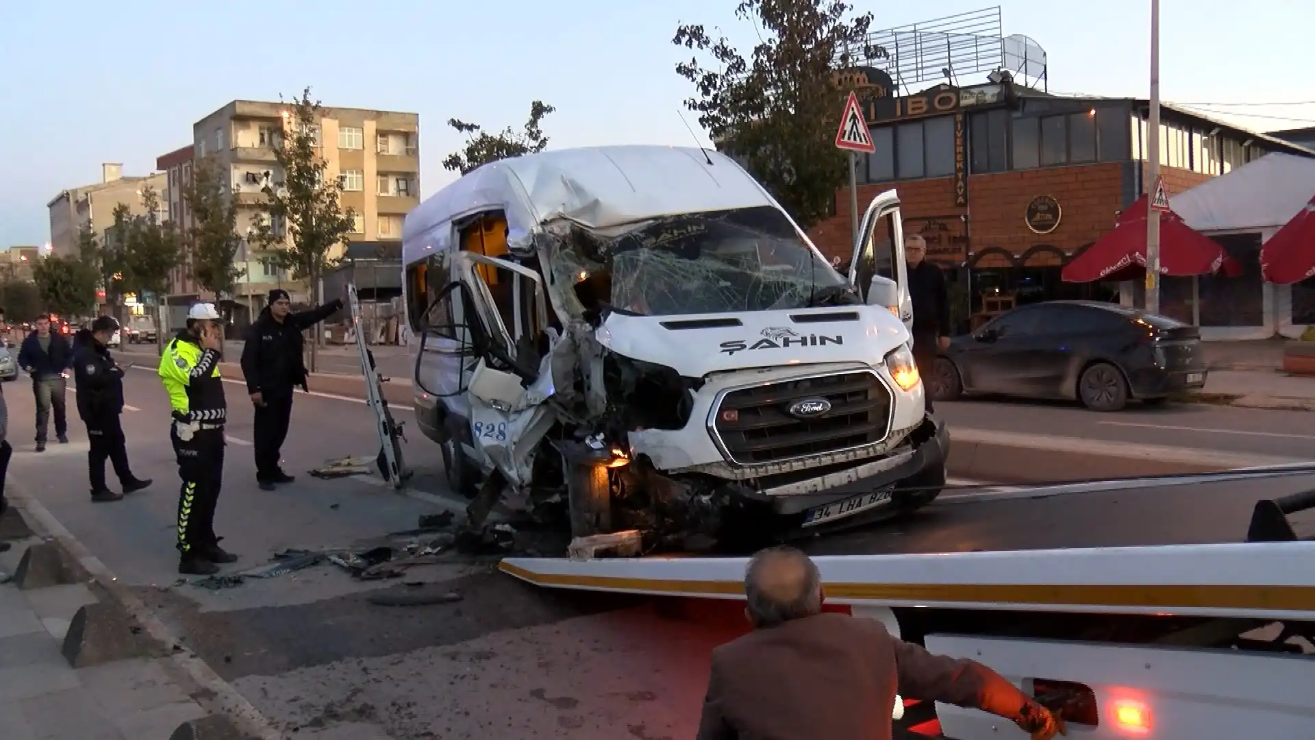 Arnavutköy’de Servis Minibüsü Hafriyat Kamyonuna Çarptı 9 Yaralı (2)