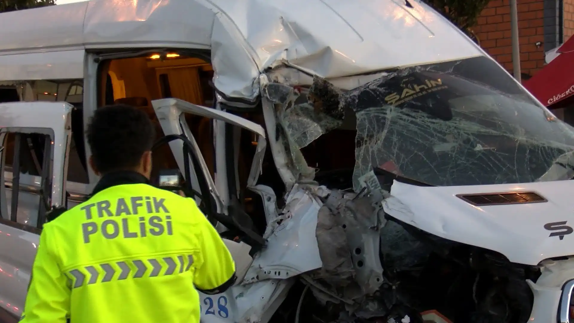 Arnavutköy’de Servis Minibüsü Hafriyat Kamyonuna Çarptı 9 Yaralı (3)