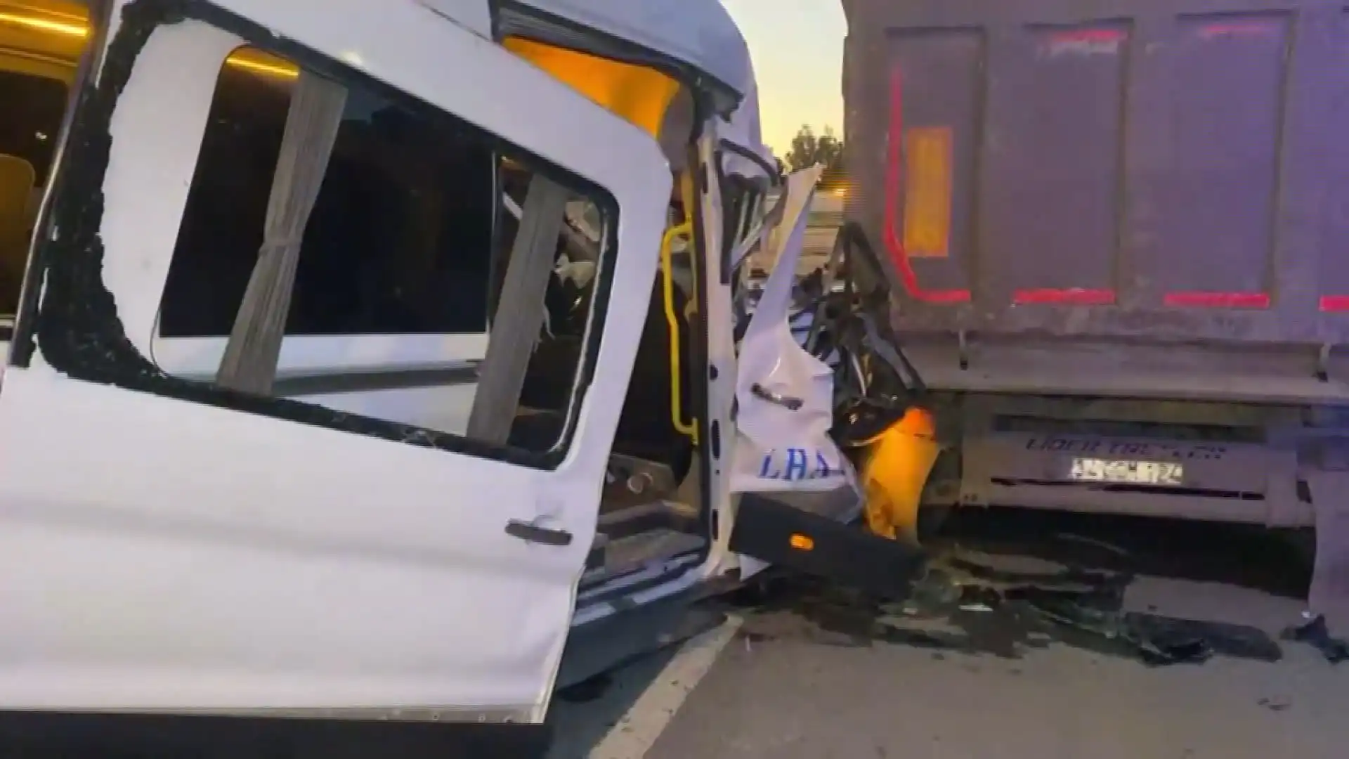 Arnavutköy’de Servis Minibüsü Hafriyat Kamyonuna Çarptı 9 Yaralı (4)