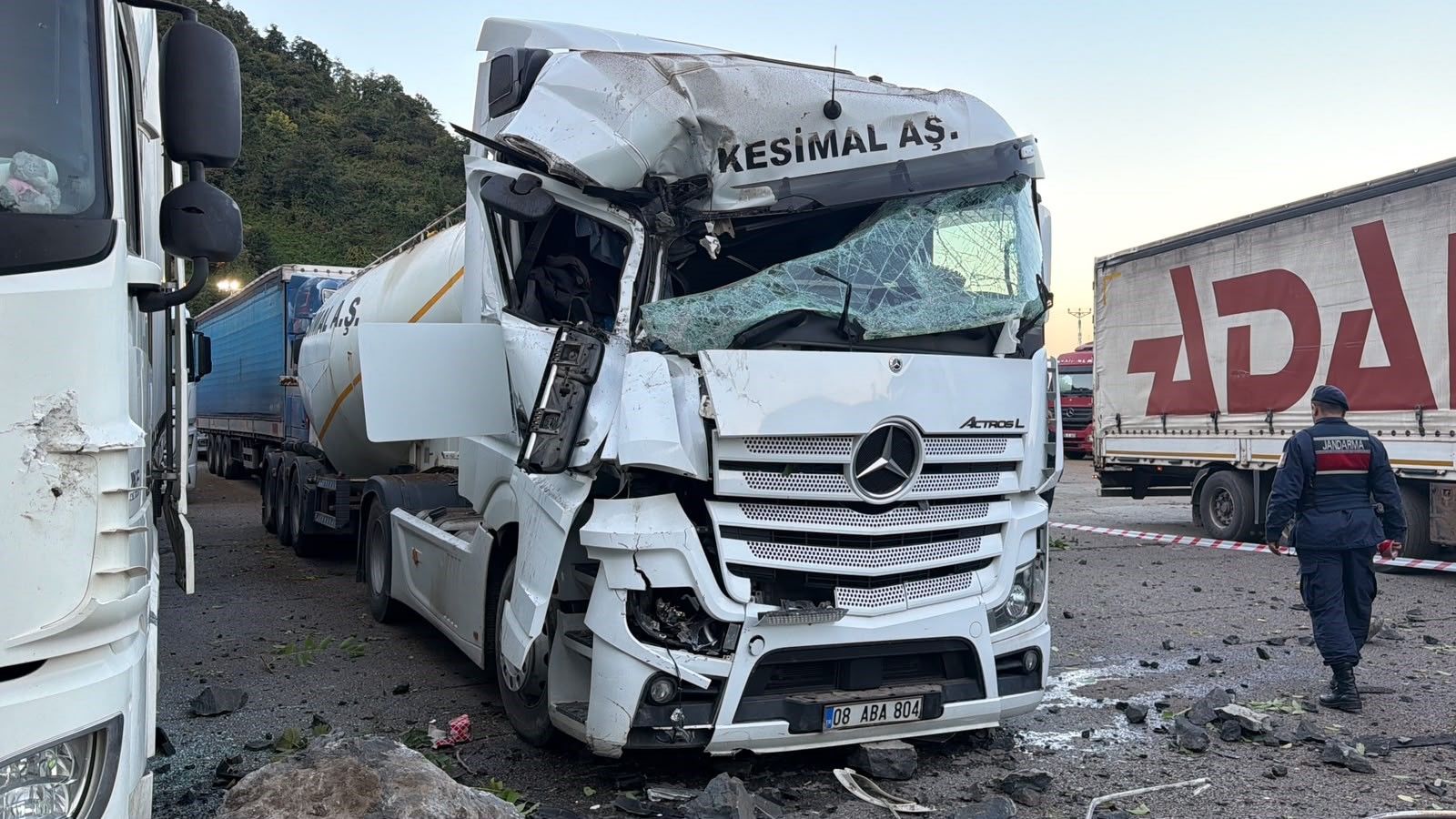 Artvin Hopa’da Dev Kaya Parçaları Tır Parkına Düştü (1)