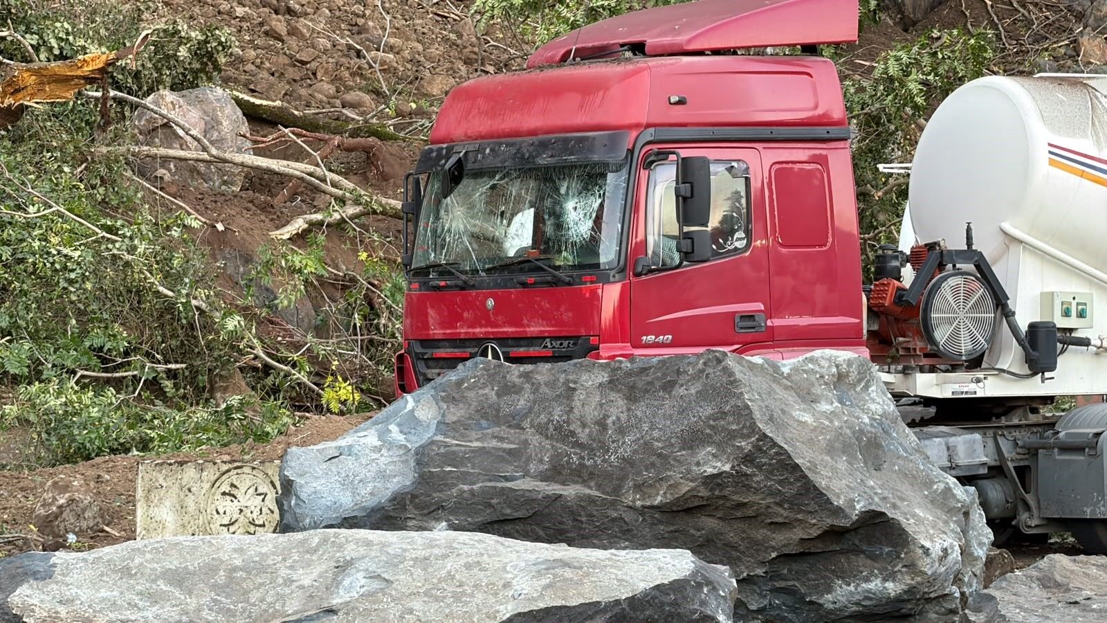 Artvin Hopa’da Dev Kaya Parçaları Tır Parkına Düştü (2)