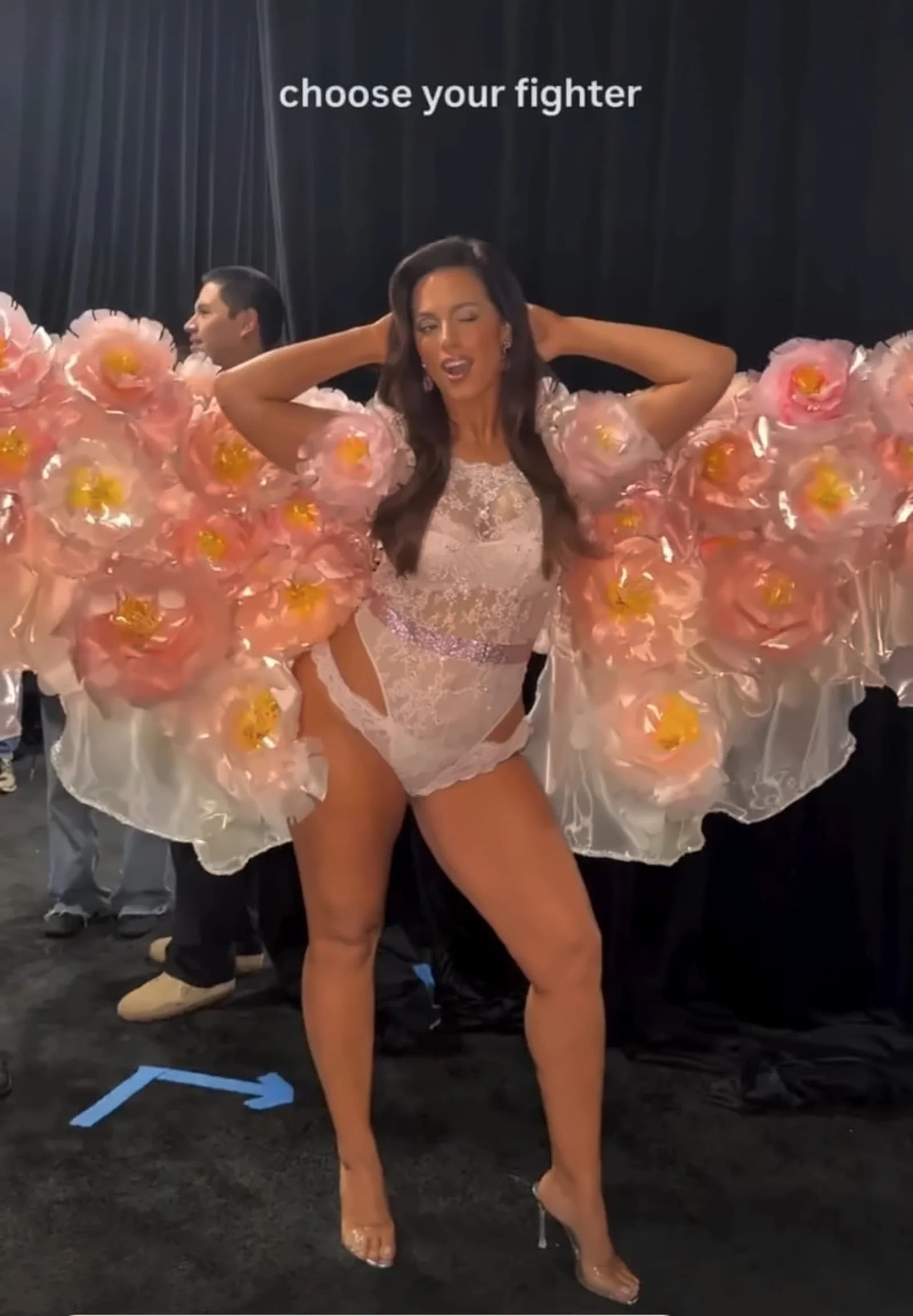 Ashley Graham Victoria's Secret 2026 Podyumunda Dikkatleri Üzerine Çekti (3)