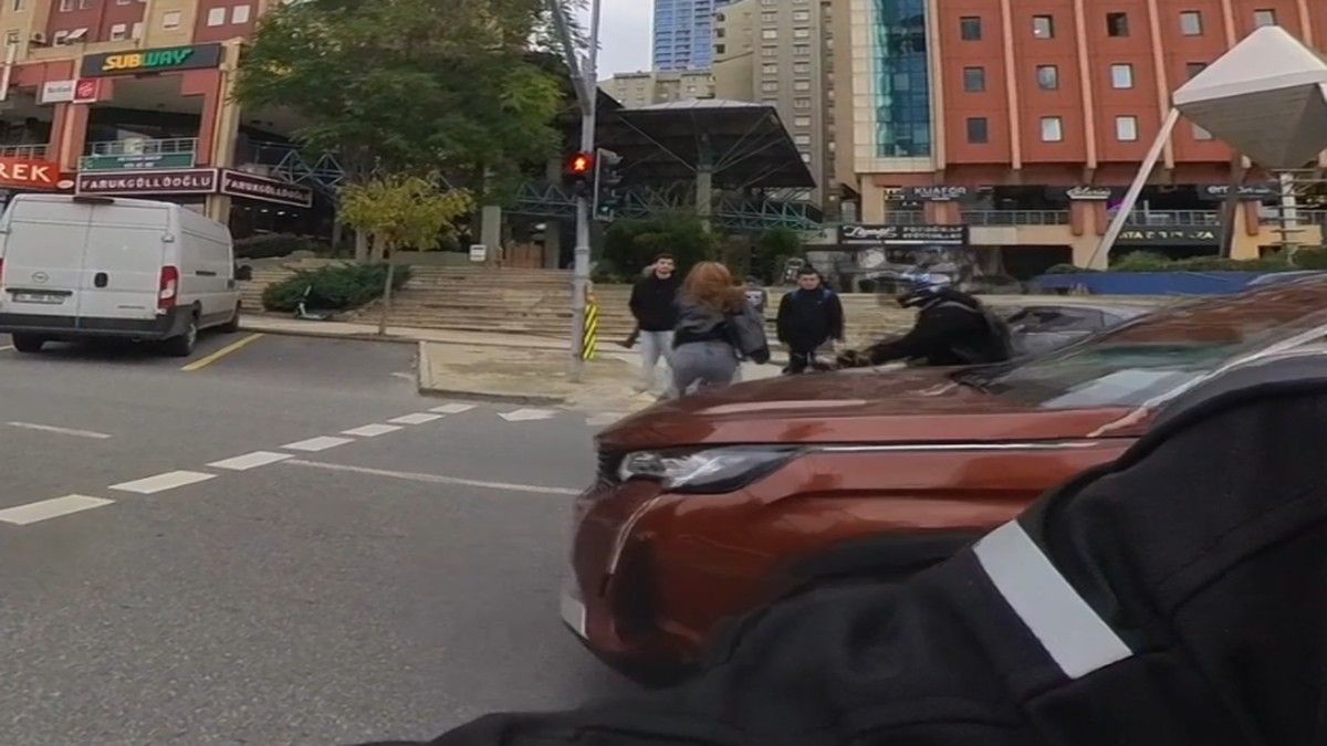Ataşehir’de Motosiklet Yayaya Çarptı Kaza Kask Kamerasında