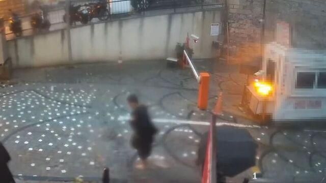 Ayakkabısını Islanmasın Diye Çıkarmış 2