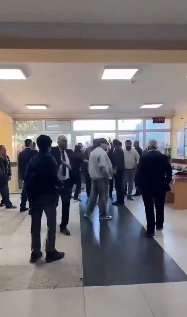 Azerbaycan’da tansiyon yüksek! Çocukları okula alınmayan veliler camları kırdı