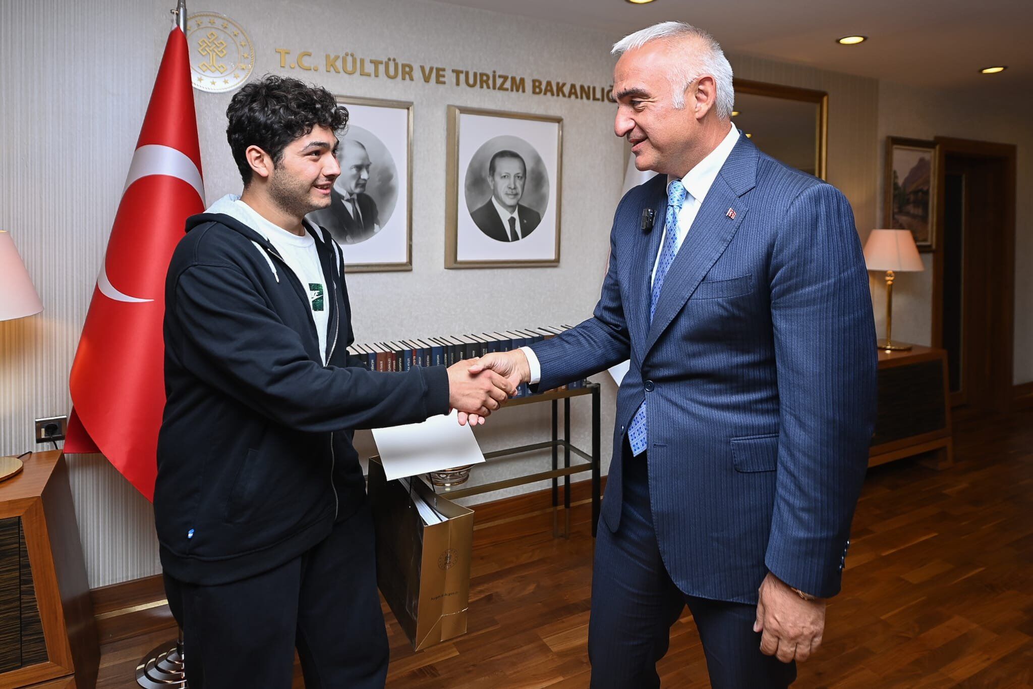 Bakan Ersoy, Türkiye Derecesi Yapan Deniz'i Ağırladı.