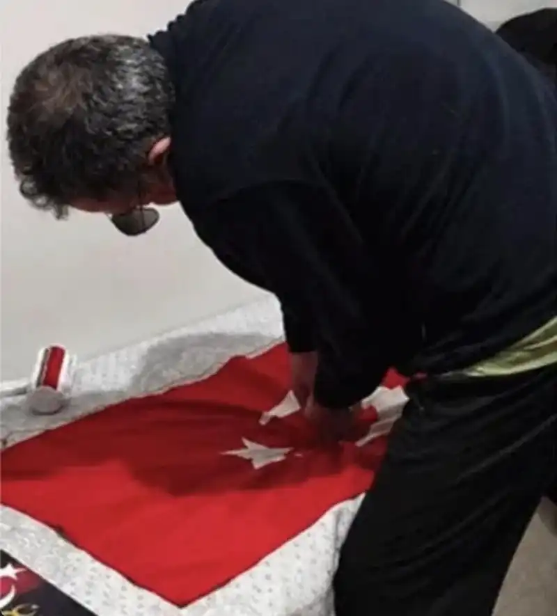 Balıkesir’de Atatürk Ve Türk Bayrağına Hakaret Eden Öğretmen Tutuklandı