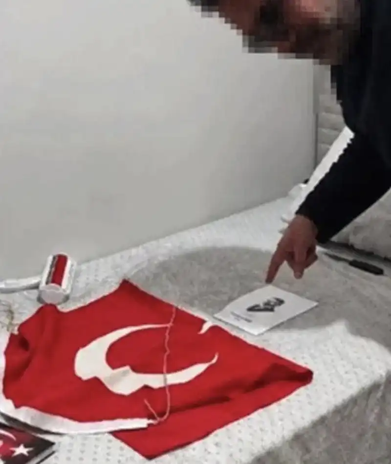Balıkesir’de Atatürk Ve Türk Bayrağına Hakaret Eden Öğretmen Tutuklandı2
