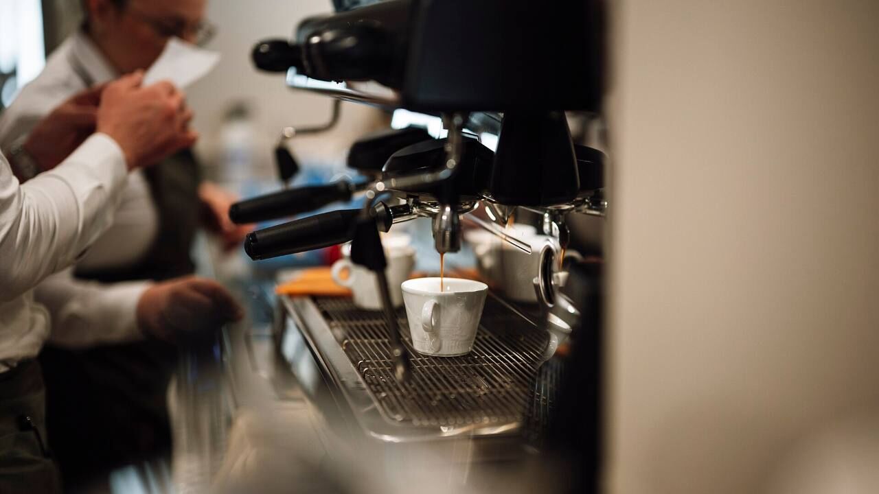 Barista Kahve Hazirliyor