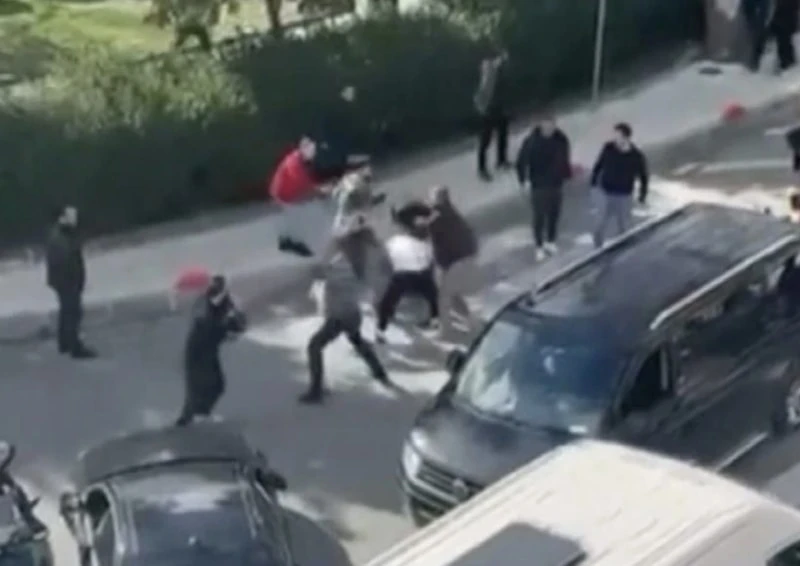 Bayrampaşa’da Yol Verme Kavgası Büyüdüü Kafa Atınca Ortalık Karıştı