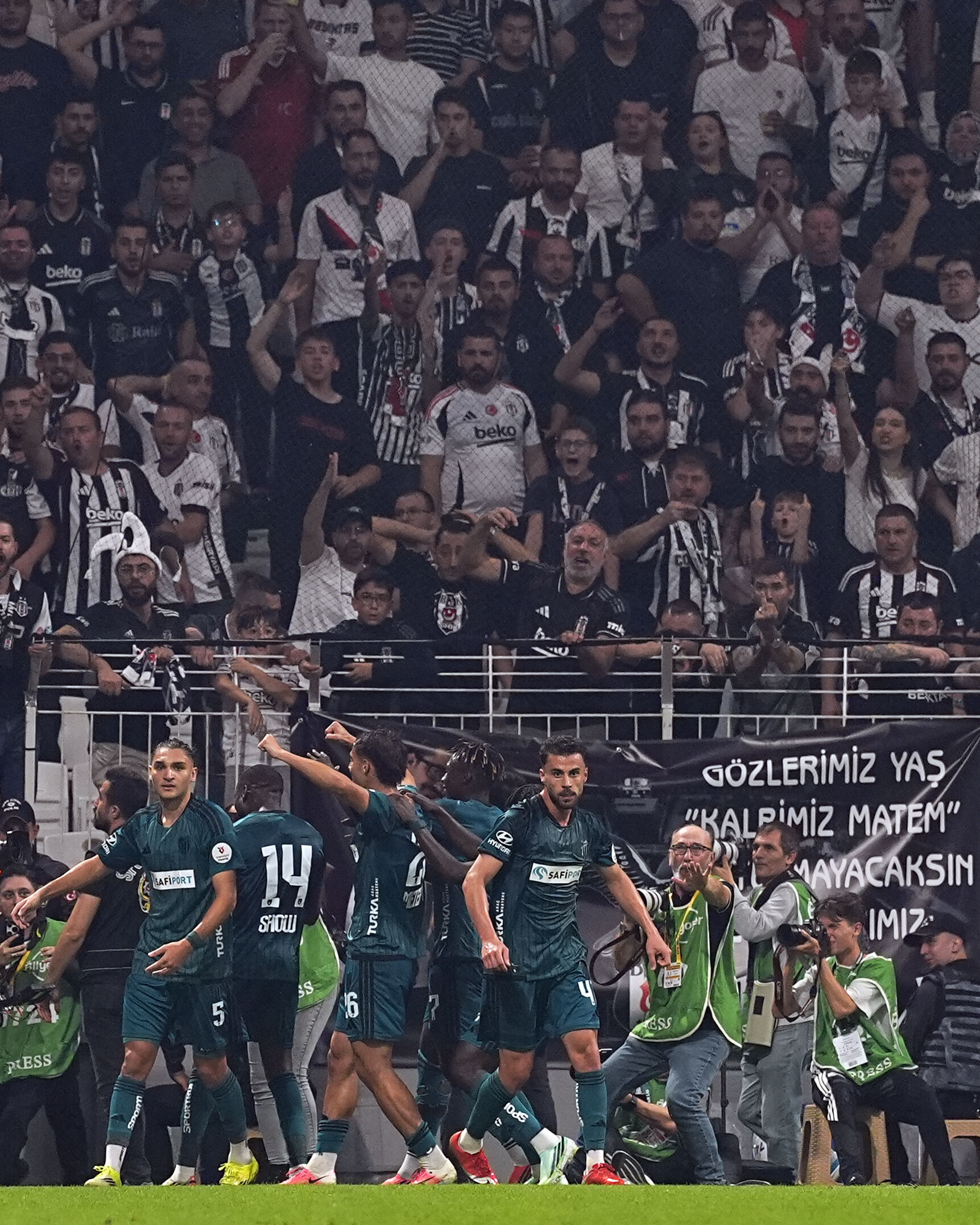 Beşi̇ktaş Tri̇bün