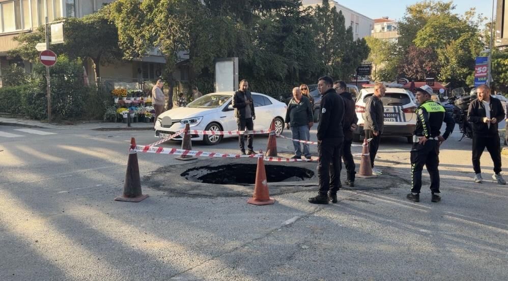 Beşiktaş’ta Ana Caddede Yol Çöktü