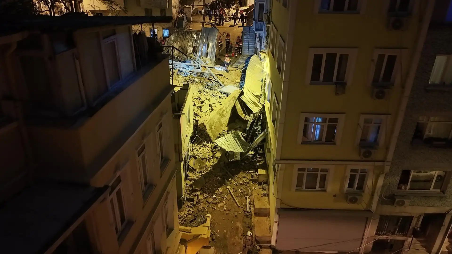 Beyoğlu'nda 5 Katlı Metruk Bina Çöktü (1)