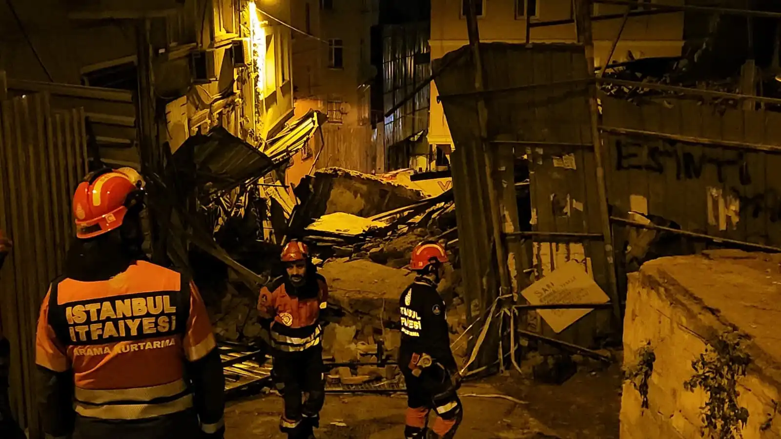 Beyoğlu'nda 5 Katlı Metruk Bina Çöktü (3)