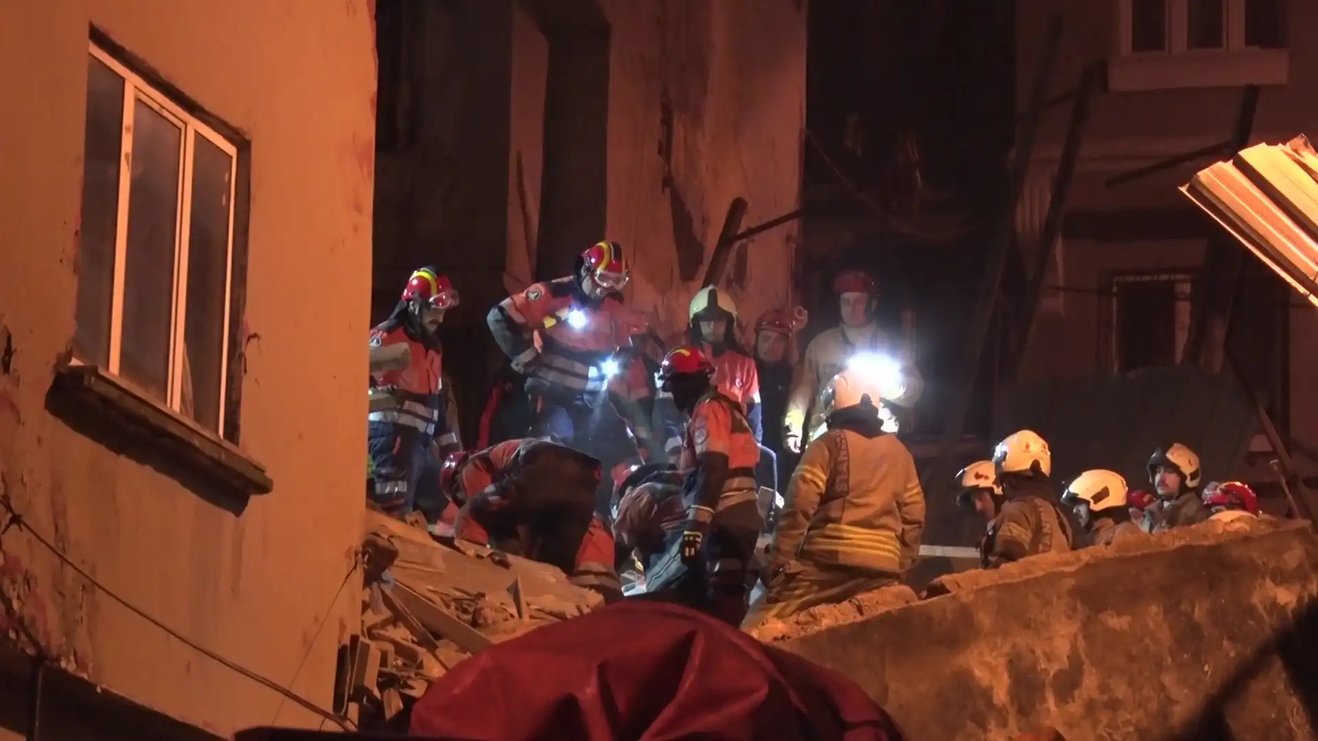Beyoğlu'nda 5 Katlı Metruk Bina Çöktü (5)