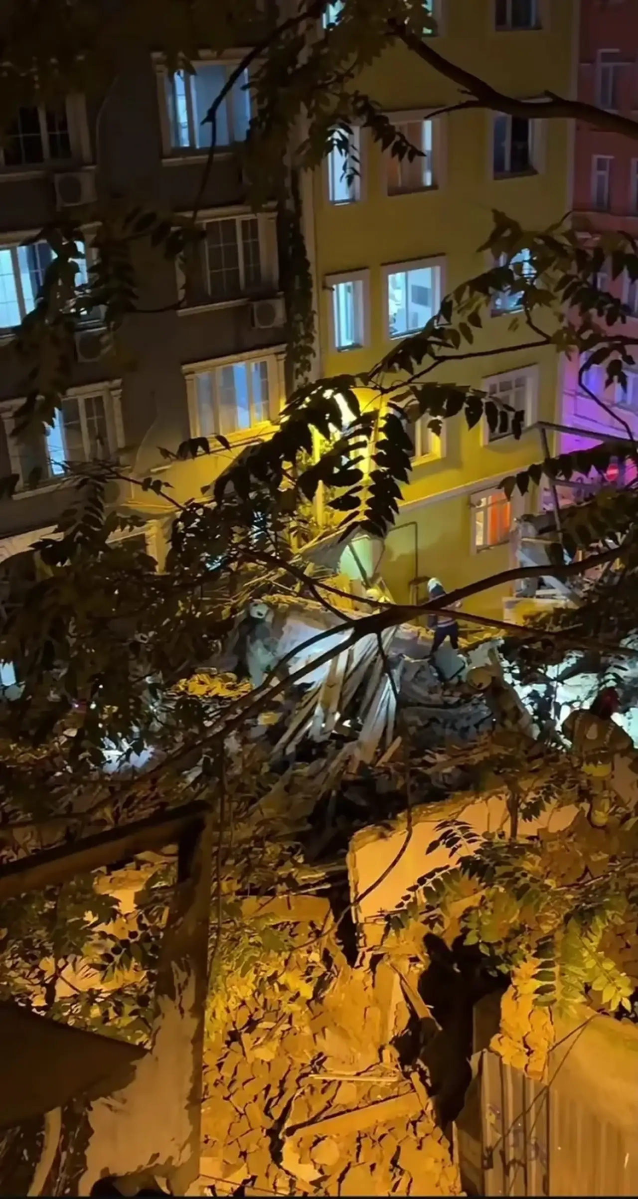 Beyoğlu’nda Gece Yarısı Bina Çöktü Oyuncu Umut Özkan Korku Dolu Anları Anlattı (2)