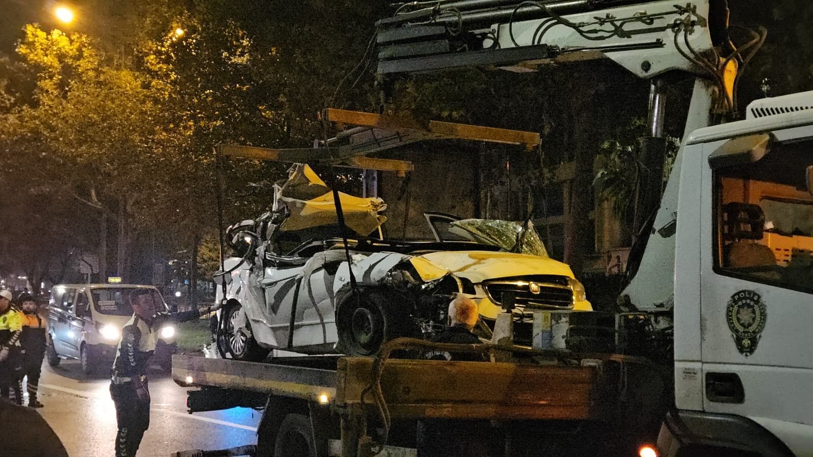 Beyoğlu’nda Makas Atan Otomobil 5 Araca Çarptı (2)