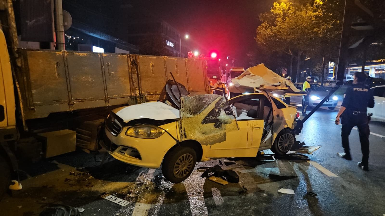 Beyoğlu’nda Makas Atan Otomobil 5 Araca Çarptı (3)