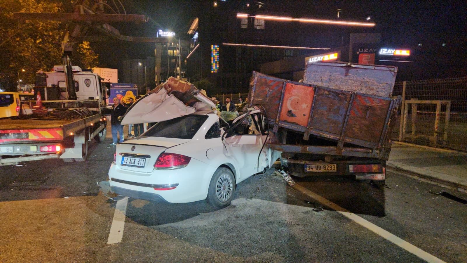 Beyoğlu’nda Makas Atan Otomobil 5 Araca Çarptı (4)