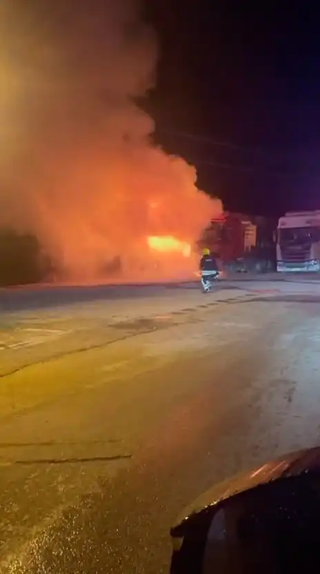 Bolu’da Tır Yangını Paniği (2)