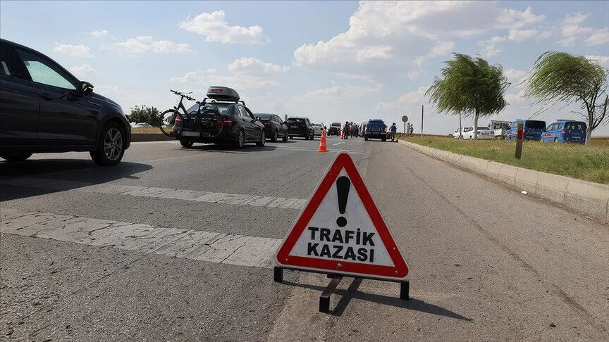 Burdur'da Yolcu Otobüsü Devrildi 1 Kişi Öldü, 9 Kişi Yaralandı (1)
