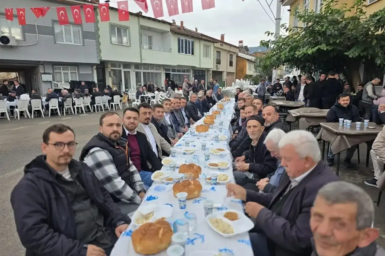 Bursa İnegöl’de tavuklu pilav yiyen yaklaşık 100 kişi hastanelik oldu