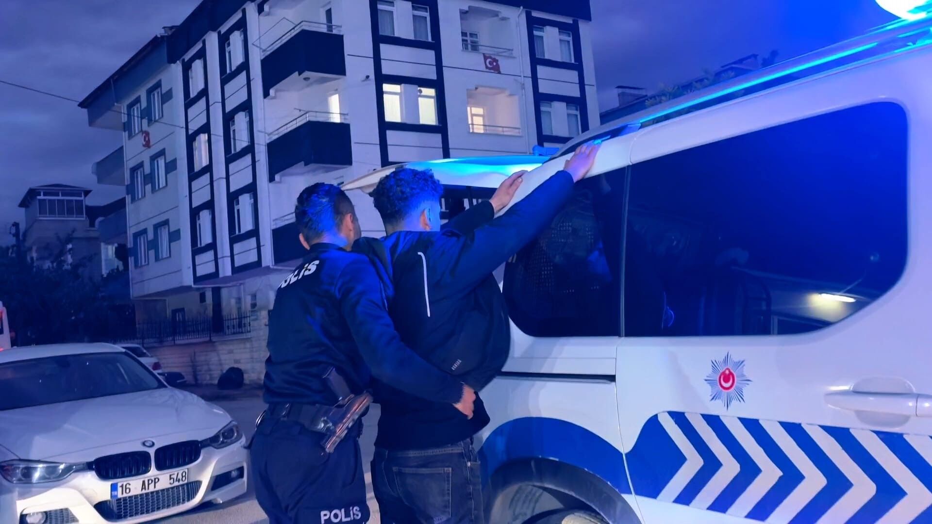 Bursa'da Ehliyet Sınavında Kopya Düzeneğiyle Yakalandı (4)