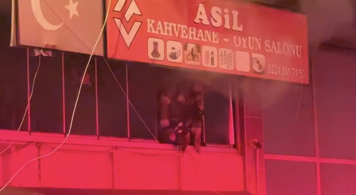 Bursa’da Kıraathane Yangını! İş Yeri Hasar Gördü (3)