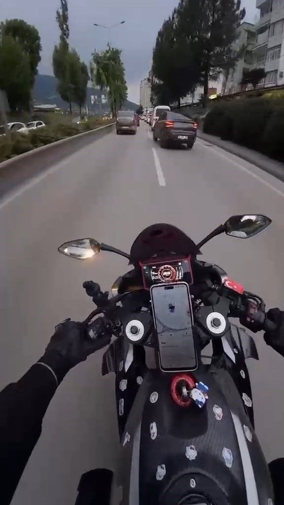 Bursa’da motosikletli ölümden döndü! Kaza anı kask kamerasında