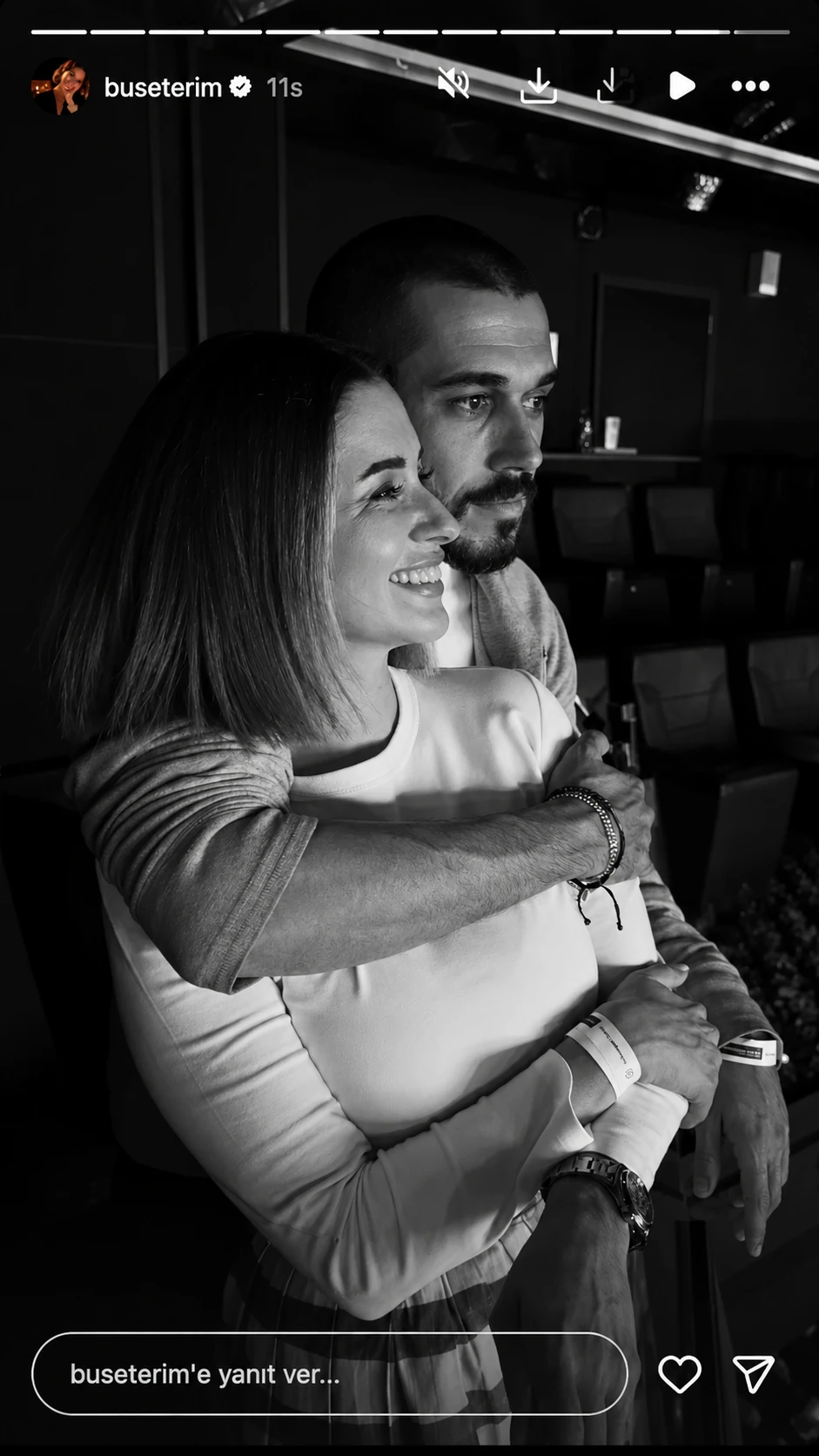 Buse Terim Sevgilisine Aşkını Haykırdı! Yalın Konserinde Romantik Anlar (1)