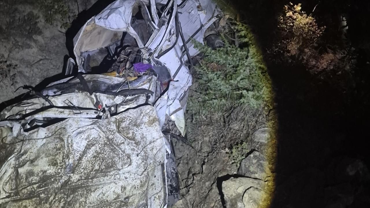 Çankırı'da Uçuruma Yuvarlanan Otomobilde 4 Kişi Öldü, 1 Kişi Yaralandı
