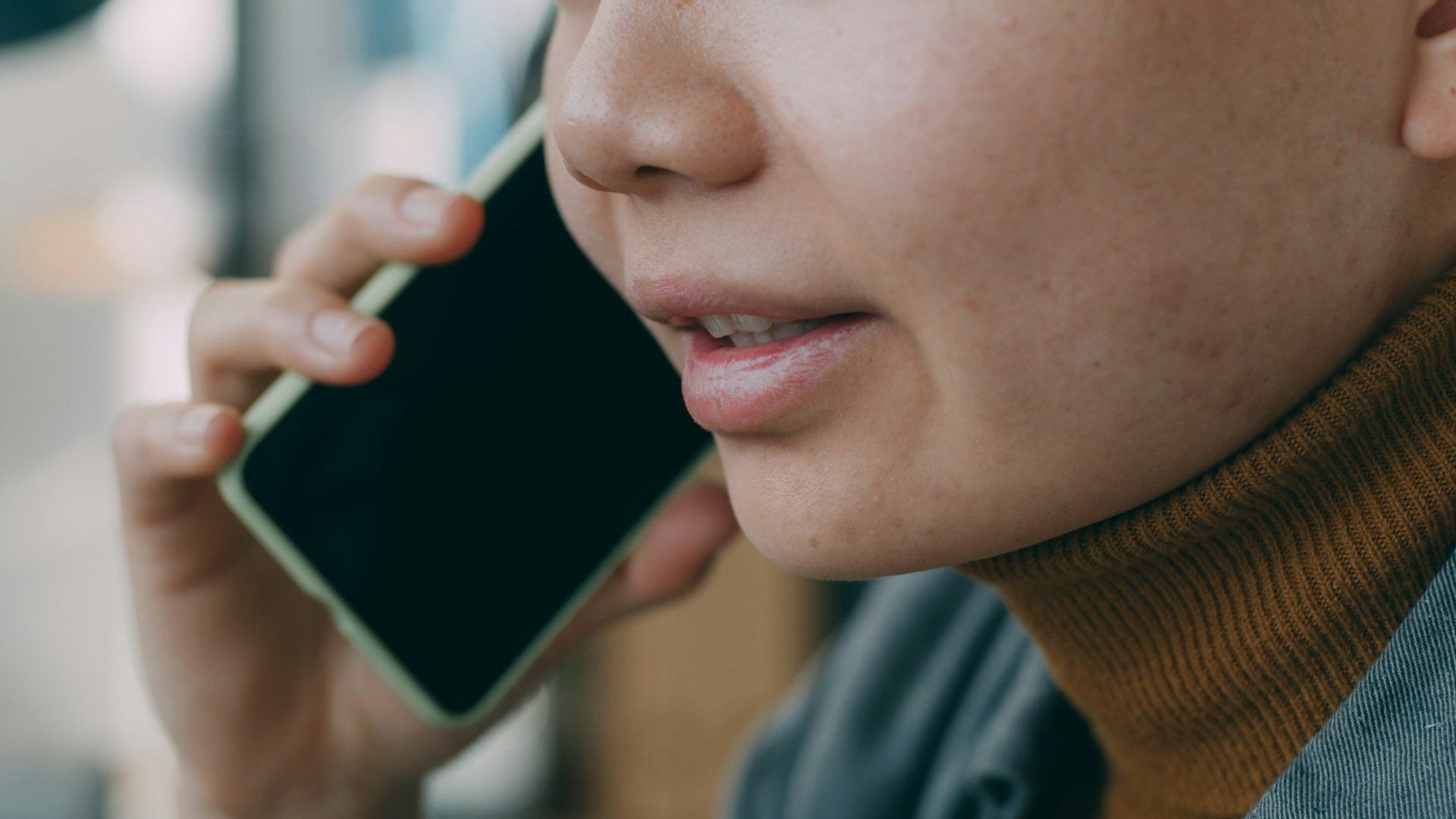 Cep Telefonuyla Konusan Kadin