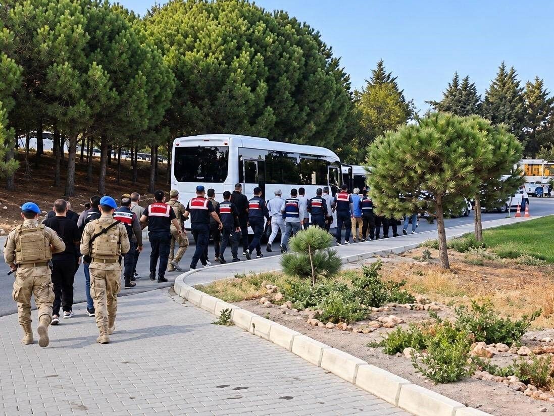 Çeşme Belediyesi Soruşturmasında 10 Şüpheli Tutuklandı (6)