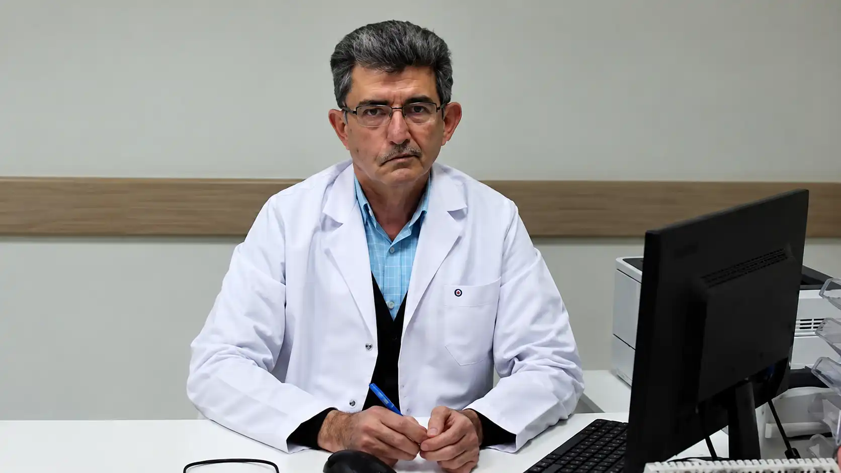 Ciddi Doktorun Klinik Ofis Portresi