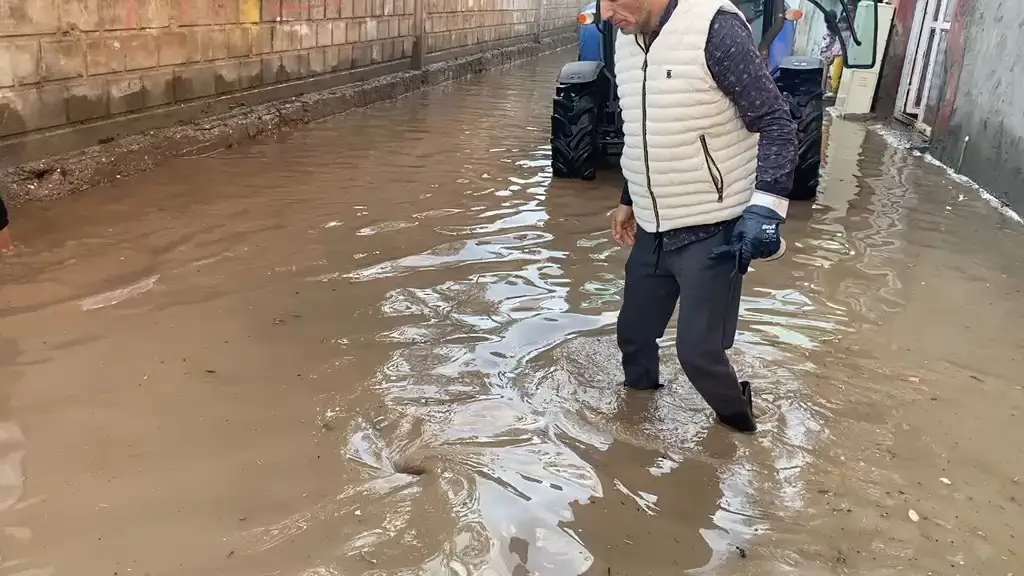 Cizre'de Yağmur Yolları Doldurdu, Sürücüler Ilerleyemedi (1)