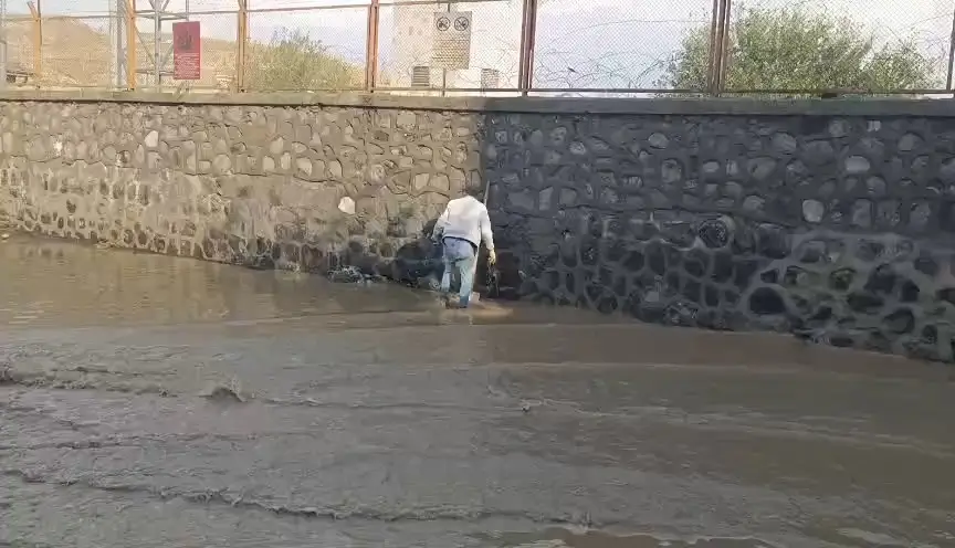 Cizre'de Yağmur Yolları Doldurdu, Sürücüler Ilerleyemedi (2)