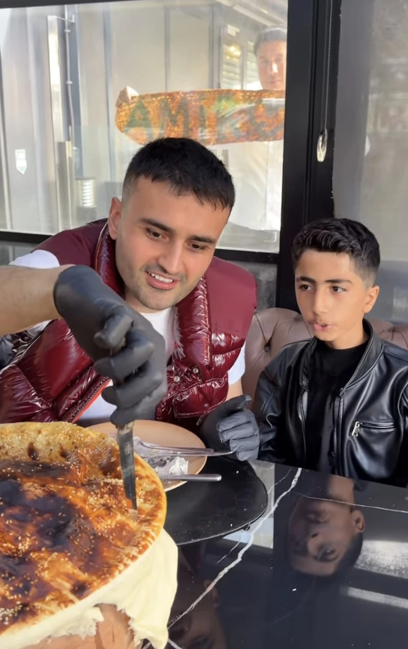 Czn Burak 12 Yaşındaki Amir’in Hayalini Gerçekleştirdi Birlikte Şarkı Söyleyip Yemek Yaptılar
