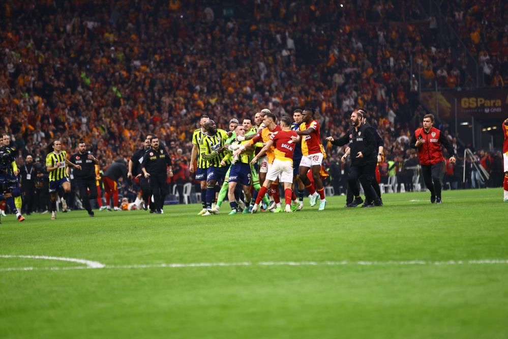 Derbi Sonrası Saha Karıştı