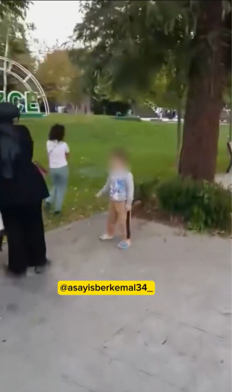 Düzce’de küçük çocukların elinde sigara! Tepki gösteren vatandaş şoke oldu