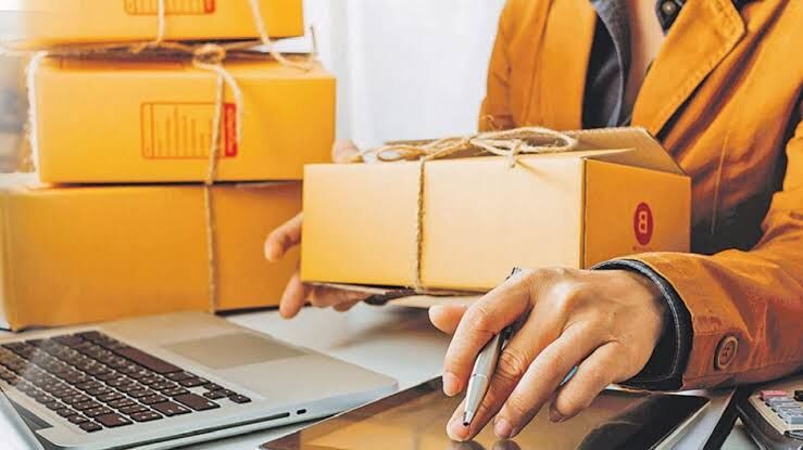 Bilgisayar ekranında e-ticaret sitesinde ürün ilanlarına bakan kişi