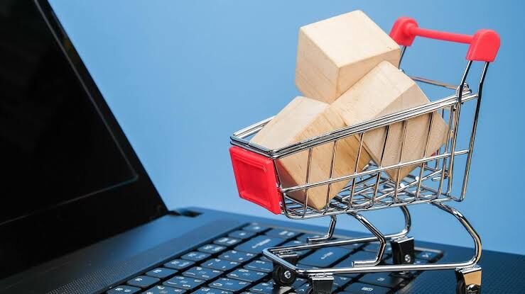 Bilgisayar ekranında e-ticaret siteleri