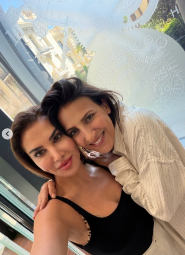 Ebru Yaşar Ve Amanda Mille’den Yurt Dışında Samimi Dostluk Pozuu