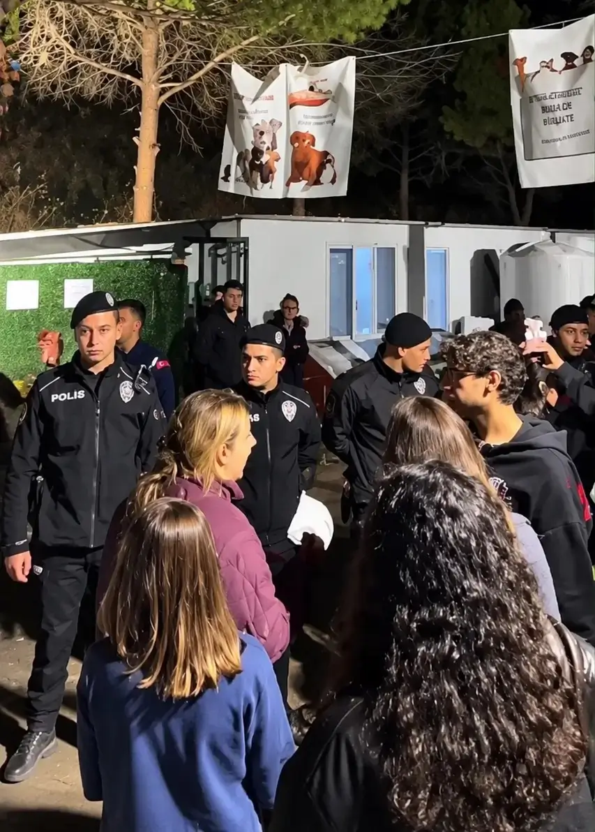 Ege Üniversitesi'nde Köpekler Için Açılan Alana Gece Yarısı Müdahale (3)-2