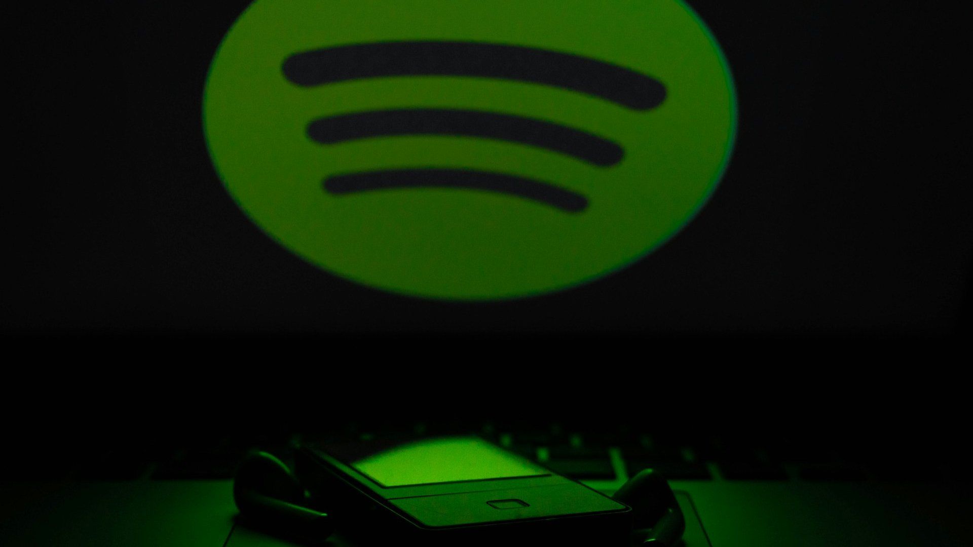 Ekranda Spotify Logosu Yakin Cekim